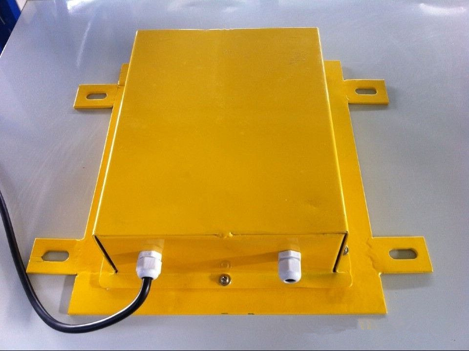 MFFP-15A,堵料開關(guān),溜槽堵料開關(guān),帶式輸送機(jī)是在廠礦及港口作業(yè)中廣泛應(yīng)用的 一種物料輸送設(shè) 備。帶式輸送機(jī)系統(tǒng)中兩條輸送機(jī)之間通常是通過管狀溜槽連通。在運(yùn)行中,當(dāng)溜槽出口因各種原因被堵塞時(shí),物料會(huì)很快堵滿整 個(gè)溜槽甚至大量溢出。在溜槽的中上部位置安裝堵料保護(hù)裝置可以在 堵料事故發(fā)生的初期報(bào)警,并可自動(dòng)觸發(fā)緊急停機(jī),從而避免大量堵 料造成的輸送帶打滑、驅(qū)動(dòng)電機(jī)過載等嚴(yán)重后果。通常,溜槽堵塞保護(hù)裝置采用電容式壓力傳感器來檢測(cè)堵料信 號(hào)。該溜槽堵塞開關(guān)包括安裝在溜槽側(cè)壁上的壓力傳感器,溜槽堵塞開關(guān)工作原理為當(dāng)溜槽內(nèi)壁受到擠壓時(shí)傳感器發(fā)生動(dòng)作,該溜槽堵塞保護(hù)裝置向中控室發(fā)出報(bào)警停機(jī)信號(hào)。但是,在實(shí)際運(yùn)行過程中,發(fā)現(xiàn)這種電容 式壓力傳感器型的溜槽堵塞保護(hù)裝置易受外界信號(hào)干擾,如物料沖 擊,當(dāng)物料顆粒較大時(shí)易造成誤動(dòng)作,從而引起設(shè)備停機(jī)。因此,有必要采用一種安全穩(wěn)定性高的溜槽堵塞保護(hù)裝置,以克 服上述缺陷。實(shí)用新型內(nèi)容本實(shí)用新型的目的是提供一種安全穩(wěn)定性高的溜槽堵塞保護(hù)裝置。,堵煤開關(guān) MFFP-15A,優(yōu)選地,所述溜槽保護(hù)裝置還包括與所述電感式接近開關(guān)電氣相 連的檢測(cè)電路。優(yōu)選地,在所述檢測(cè)電路上設(shè)有一中間繼電器。本實(shí)用新型的另一個(gè)目的是提供一種包含溜槽堵塞保護(hù)裝置的 溜槽,其中,所述溜槽堵塞保護(hù)裝置包括設(shè)在溜槽表面的開口,對(duì)應(yīng) 于所述開口且樞接至溜槽表面的擋板,設(shè)在所述溜槽表面的電感式接 近開關(guān),設(shè)在所述擋板且與所述電感式接近開關(guān)對(duì)應(yīng)的金屬感應(yīng)件, 以及所述溜槽堵塞保護(hù)裝置設(shè)在溜槽的中上部位置。本實(shí)用新型的堵塞保護(hù)裝置采用了電感式接近開關(guān),因此可以不 與物料直接接觸,避免了傳統(tǒng)堵料開關(guān)因沖擊、震動(dòng)等原因損壞的情 況,并且,其動(dòng)作靈敏、不需要長(zhǎng)時(shí)間運(yùn)轉(zhuǎn),所以使得產(chǎn)品壽命相對(duì) 較長(zhǎng)。,LDM-X溜槽堵塞開關(guān)主要用途,溜槽堵塞開關(guān),可用于物料運(yùn)輸系統(tǒng)中,有效排除由于物料的潮解、帶電吸附、結(jié)晶等原因造成的堵塞、粘壁、搭拱等故障,可以保證安全生產(chǎn),提高運(yùn)輸效率。溜槽堵塞開關(guān)廣泛應(yīng)用在冶金、電力、礦山、化工等行業(yè)。LDM-X 型溜槽堵塞保護(hù)裝置適用于檢測(cè)物料輸送系統(tǒng)中溜槽裝置的堵塞故障。當(dāng)溜槽內(nèi)形成物料堵塞時(shí),檢測(cè)器將發(fā)出報(bào)警、振動(dòng)或停機(jī)信號(hào),防止由于物料堵塞溜槽而造成漫料、物料拋灑、設(shè)備損壞等惡性事故。LDM-X溜槽堵塞保護(hù)裝置與LZF防閉塞裝置配合使用,就可隨時(shí)監(jiān)測(cè)和防止溜槽堵塞事故的發(fā)生,提高自動(dòng)化程度。溜槽堵塞開關(guān)主要用于帶式輸送機(jī)系統(tǒng)轉(zhuǎn)載環(huán)節(jié)溜槽、漏斗的安全保護(hù),溜槽堵塞開關(guān)用于檢測(cè)物料堵塞情況,是輸送機(jī)系統(tǒng)必不可少的安全保護(hù)裝置。,堵料開關(guān),優(yōu)選地,所述溜槽保護(hù)裝置還包括與所述電感式接近開關(guān)電氣相 連的檢測(cè)電路。優(yōu)選地,在所述檢測(cè)電路上設(shè)有一中間繼電器。本實(shí)用新型的另一個(gè)目的是提供一種包含溜槽堵塞保護(hù)裝置的 溜槽,其中,所述溜槽堵塞保護(hù)裝置包括設(shè)在溜槽表面的開口,對(duì)應(yīng) 于所述開口且樞接至溜槽表面的擋板,設(shè)在所述溜槽表面的電感式接 近開關(guān),設(shè)在所述擋板且與所述電感式接近開關(guān)對(duì)應(yīng)的金屬感應(yīng)件, 以及所述溜槽堵塞保護(hù)裝置設(shè)在溜槽的中上部位置。本實(shí)用新型的堵塞保護(hù)裝置采用了電感式接近開關(guān),因此可以不 與物料直接接觸,避免了傳統(tǒng)堵料開關(guān)因沖擊、震動(dòng)等原因損壞的情 況,并且,其動(dòng)作靈敏、不需要長(zhǎng)時(shí)間運(yùn)轉(zhuǎn),所以使得產(chǎn)品壽命相對(duì) 較長(zhǎng)。,溜槽堵料開關(guān),堵煤開關(guān)