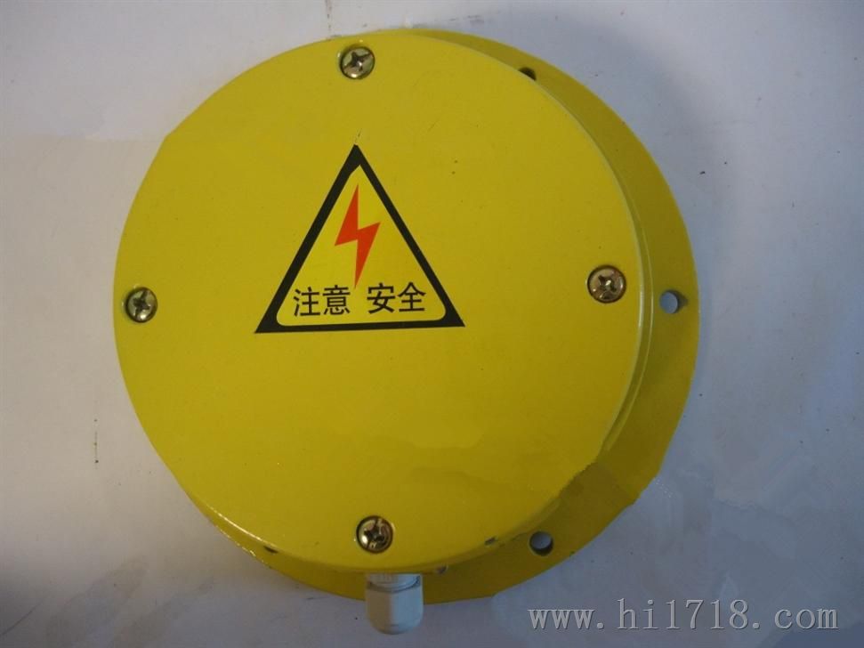 ZGDS-II溜槽堵塞檢測器，溜槽堵塞保護裝置工作原理，溜槽堵塞保護裝置采用門式結構，彈簧復位，安裝在溜槽側壁上。當物料在溜槽中造成堵塞時堆積的物料必定給溜槽側壁一個壓力，從而將本裝置的活動門向內推移。當活動門偏轉角度大于受控角度時，其控制開關動作，從而發(fā)出報警或停機信號。如將其接至振動器控制線路上，可實現(xiàn)輕度堵塞時不停機自動振打功能。堵塞故障排除后，活動門自動復位。，JYB/LD-B溜槽堵塞保護裝置使用說明，溜槽堵塞保護裝置又名溜槽堵塞開關，溜槽堵塞檢測器，堵料開關，麻城圖爾克現(xiàn)貨供應皮帶輸送保護裝置，溜槽堵塞開關，批發(fā)生產，廠家直銷。JYB/LD-B溜槽堵塞保護裝置采用門式結構，彈簧復位，當物料在溜槽中造成堵塞時，堆積的物料給溜槽側壁一個壓力．從而將本裝置的活動門向外推移，當活動門偏轉一個角度時，其控制溜槽堵塞開關動作發(fā)出警告、振打或停機信號。當堵塞故障排除后，活動門在彈簧的作用下自動復位，恢復原狀態(tài)。溜槽堵塞開關也可通過地址編碼器發(fā)送狀態(tài)數據至遠程控制室。后面設有檢修門，便于使用中平常維護。，溜槽防堵保護裝置廠家