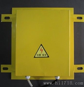 溜槽堵塞開關(guān)XLDS-Y，溜槽堵塞保護(hù)裝置工作原理，溜槽堵塞保護(hù)裝置采用門式結(jié)構(gòu)，彈簧復(fù)位，安裝在溜槽側(cè)壁上。當(dāng)物料在溜槽中造成堵塞時堆積的物料必定給溜槽側(cè)壁一個壓力，從而將本裝置的活動門向內(nèi)推移。當(dāng)活動門偏轉(zhuǎn)角度大于受控角度時，其控制開關(guān)動作，從而發(fā)出報警或停機信號。如將其接至振動器控制線路上，可實現(xiàn)輕度堵塞時不停機自動振打功能。堵塞故障排除后，活動門自動復(fù)位。，溜槽堵塞保護(hù)裝置